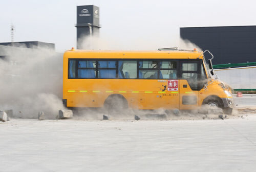 當轎車撞上校車 宇通校車用安全回饋國民信任