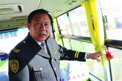 校車安裝自動破玻器 遇突發事件可一鍵引爆 校車安裝自動破玻器遇突發事件司機可一鍵引爆