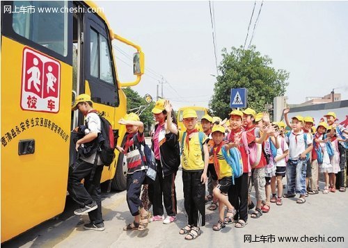 校車司機和校車運營資金或將成為影響校車發展的主因/ 學生面臨無校車可坐 沒人愿當校車司機