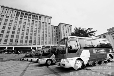 我國首批電動校車在清華運行/ 我國首批電動校車在清華運行
