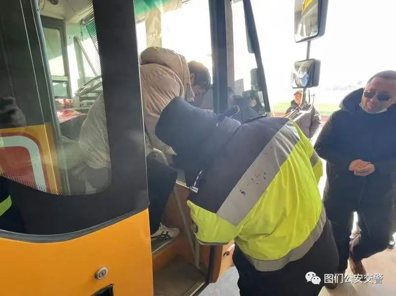 圖們公安交警檢查校車運行安全情況/ 圖們公安交警檢查校車運行安全情況