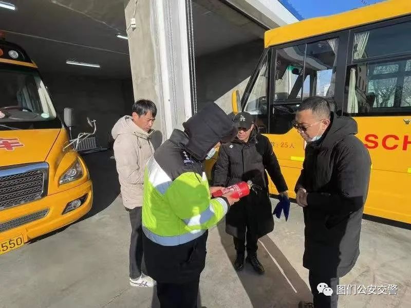 圖們公安交警檢查校車運行安全情況/ 圖們公安交警檢查校車運行安全情況