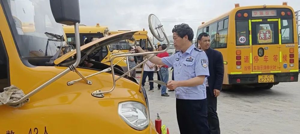 昭陽交警二大隊持續(xù)開展校車安全大檢查 為平安上學路“保駕護航” 昭陽交警二大隊持續(xù)開展校車安全大檢查 為平安上學路“保駕護航”