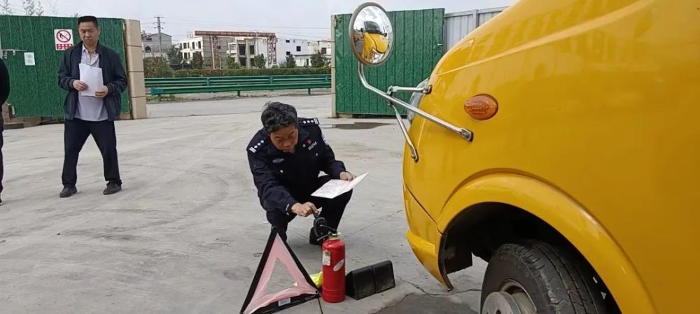 昭陽交警二大隊持續(xù)開展校車安全大檢查 為平安上學路“保駕護航” 昭陽交警二大隊持續(xù)開展校車安全大檢查 為平安上學路“保駕護航”