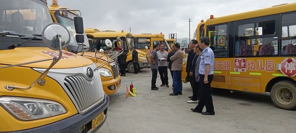 昭陽交警二大隊持續(xù)開展校車安全大檢查 為平安上學路“保駕護航” 昭陽交警二大隊持續(xù)開展校車安全大檢查 為平安上學路“保駕護航”