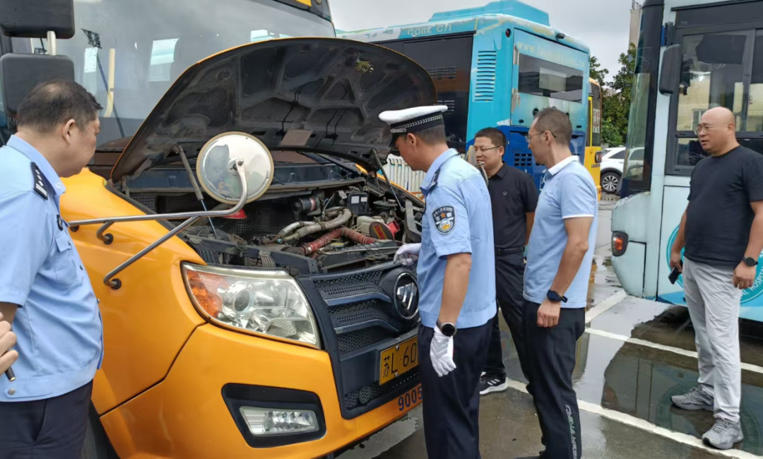 多部門聯(lián)動護學!筑牢校車安全防線 多部門聯(lián)動護學!筑牢校車安全防線