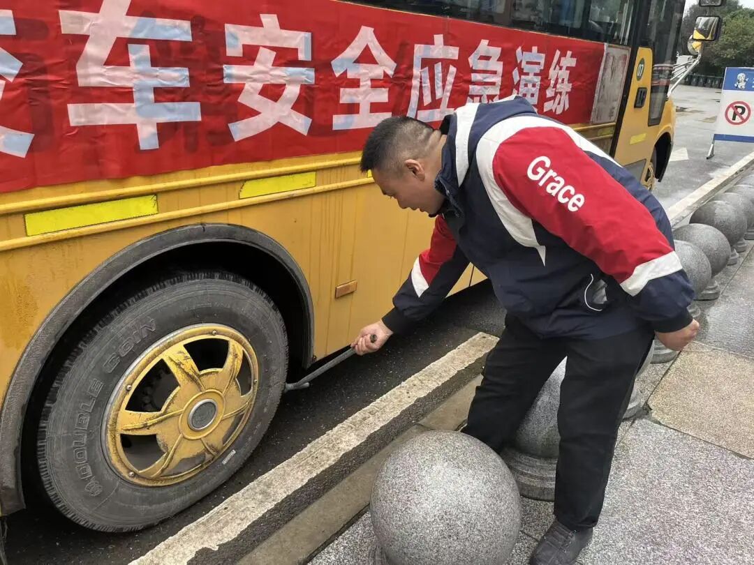 平安乘車 安全“童”行——射洪七幼校車安全應急演練 平安乘車 安全“童”行——射洪七幼校車安全應急演練