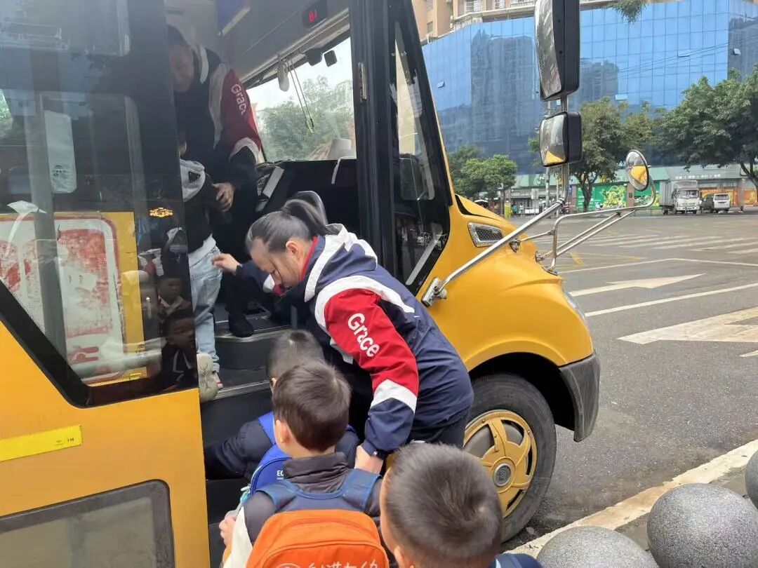 平安乘車 安全“童”行——射洪七幼校車安全應急演練 平安乘車 安全“童”行——射洪七幼校車安全應急演練