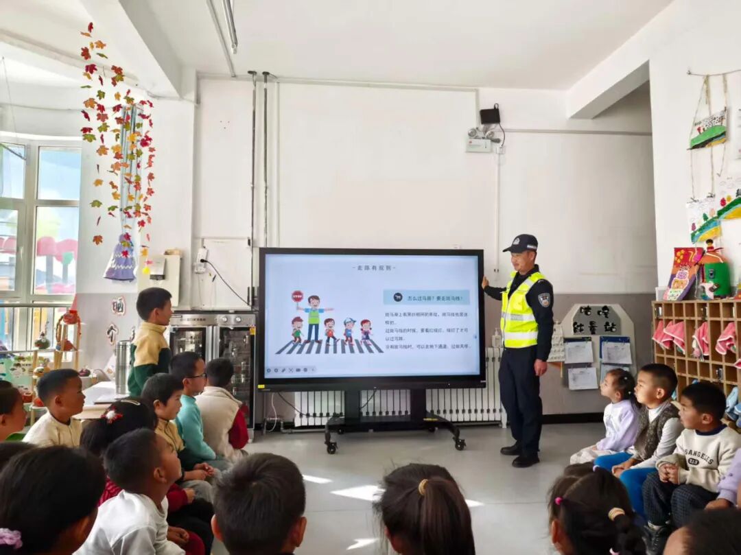 都蘭交警:開展校車安全檢查暨知識講座 全方位筑牢校園出行安全防線 圖片