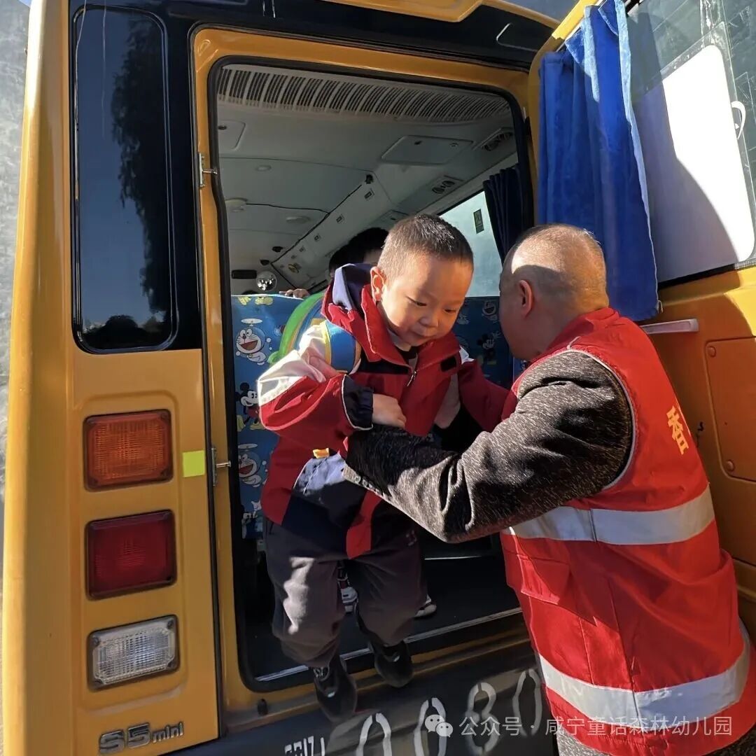“安全乘校車,平安伴我行”——童話森林幼兒園校車安全演練活動 IMG_4108.jpeg