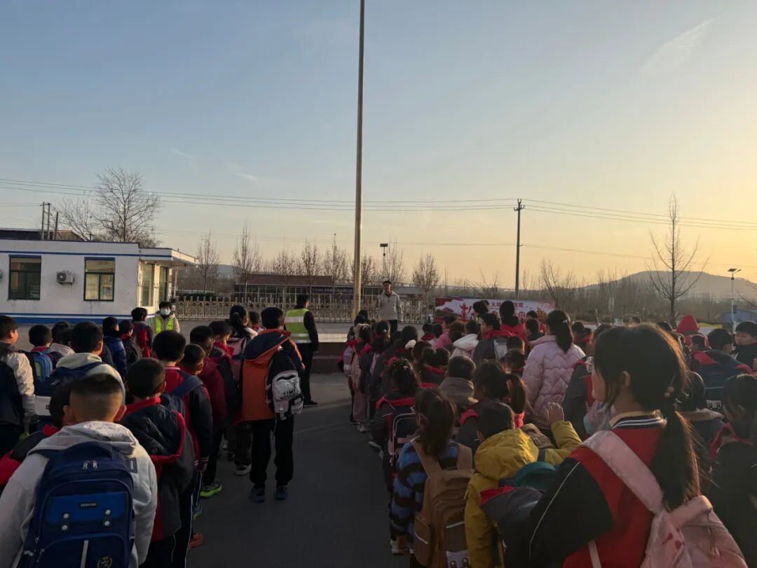 以練筑防，守護(hù)平安——山旺鎮(zhèn)上林學(xué)校舉行校車應(yīng)急疏散演練