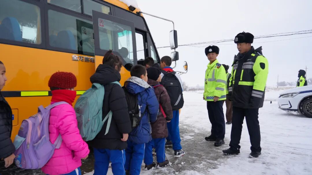 奇臺縣強化冬季校車保障 護航學子平安出行 圖片
