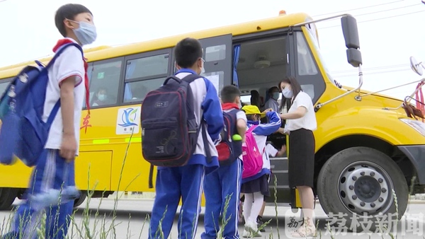 確保學(xué)生安全出行 贛榆打造“零補(bǔ)貼”校車(chē)模式 確保學(xué)生安全出行 贛榆打造“零補(bǔ)貼”校車(chē)模式