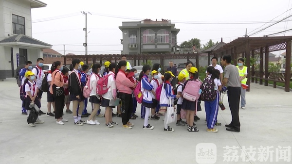 確保學(xué)生安全出行 贛榆打造“零補(bǔ)貼”校車(chē)模式 確保學(xué)生安全出行 贛榆打造“零補(bǔ)貼”校車(chē)模式