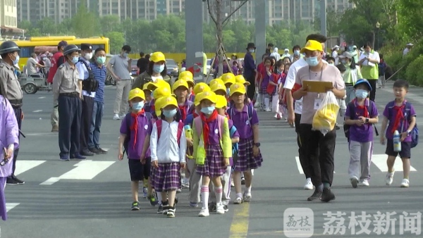 確保學(xué)生安全出行 贛榆打造“零補(bǔ)貼”校車(chē)模式 確保學(xué)生安全出行 贛榆打造“零補(bǔ)貼”校車(chē)模式