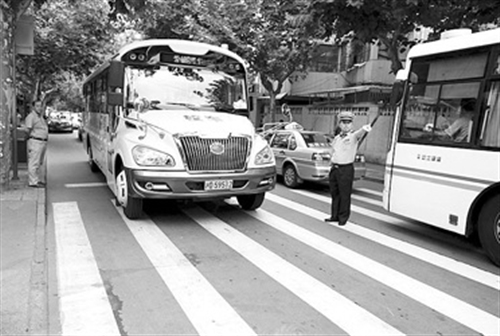 “長鼻子”校車緩緩駛近愛菊小學。 本報記者 葉辰亮攝