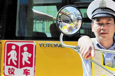 為校車“體檢” 為校車“體檢”