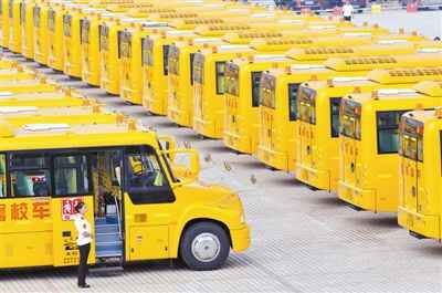 青島創新校車運營模式，表彰會上露鋒芒