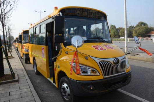 高品質(zhì)校車織錦 規(guī)范化管理添花——“雷鋒校車”模式解析 高品質(zhì)校車織錦 規(guī)范化管理添花——“雷鋒校車”模式解析